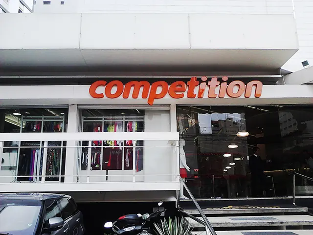 Fachada comercial presente no portfólio da Almeida Reis