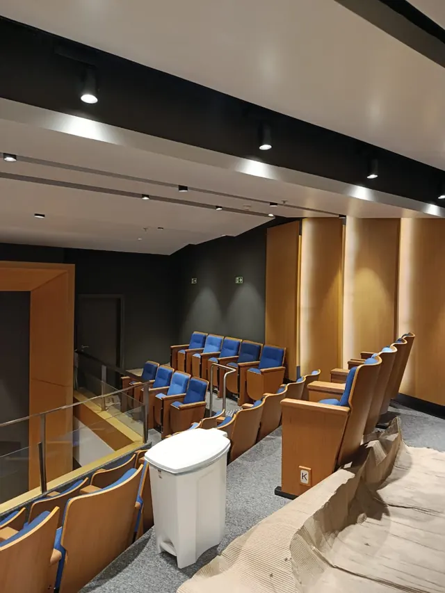 Detalhes de acabamento do auditório — Almeida Reis