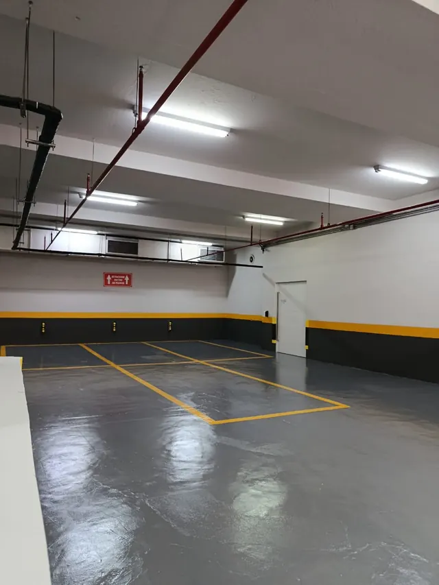 Pintura de piso e demarcação de garagem — Almeida Reis