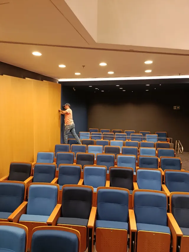 Equipe trabalhando no auditório — Almeida Reis